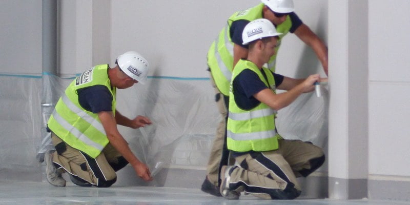 Bediener vor dem polieren von beton