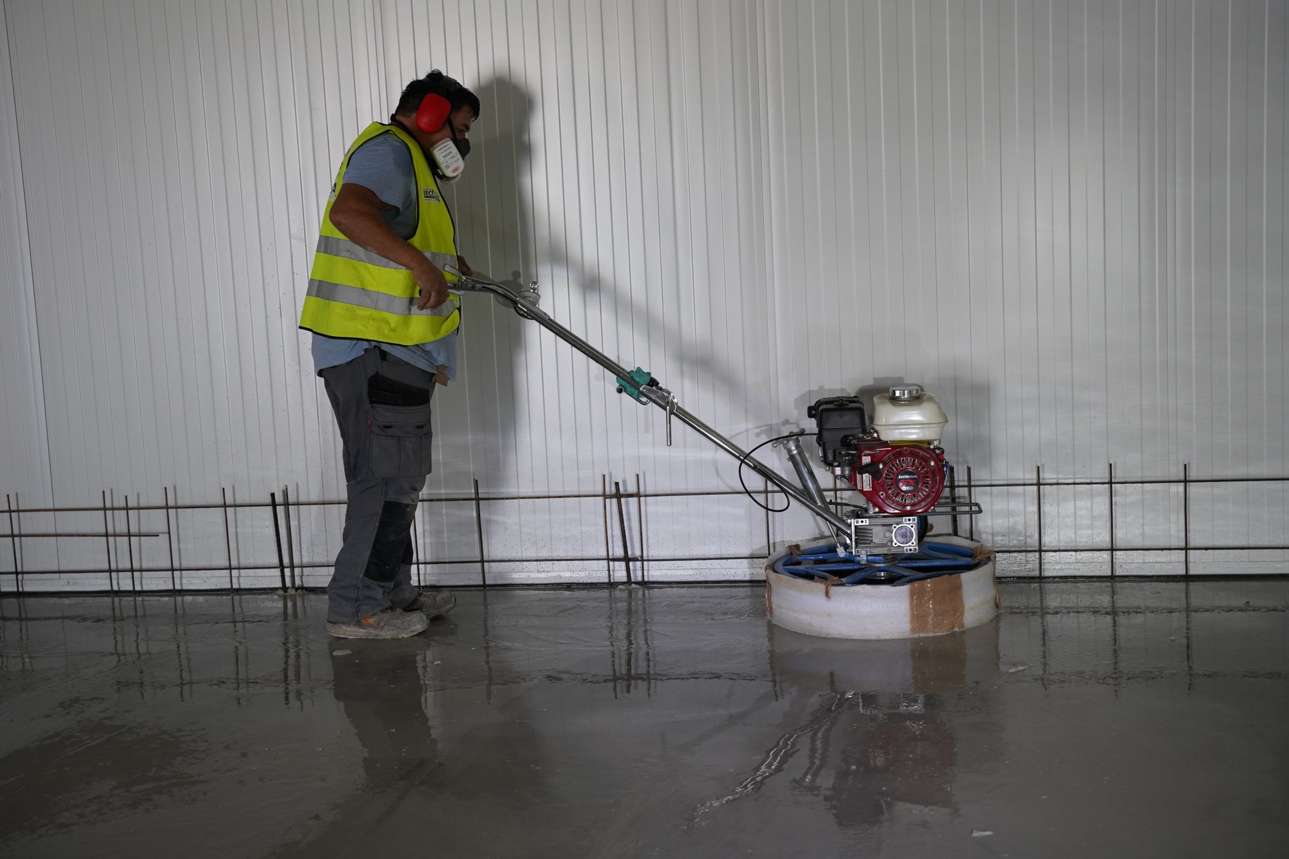 Power Trowel BT120 grinding concrete
