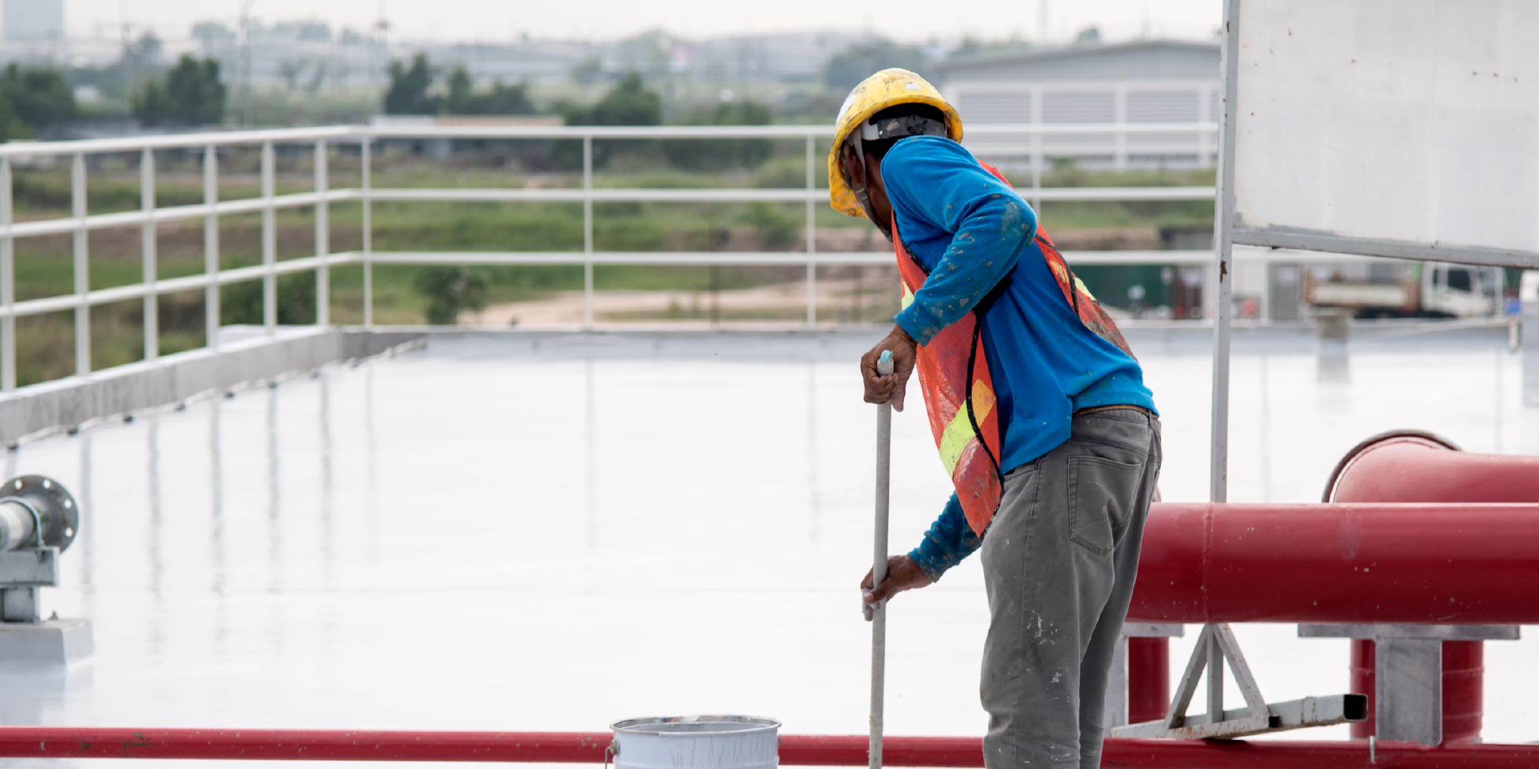 Bouwvakker Die Epoxyverf Op De Dakplaat Aanbrengt Voor Een Waterdichte Bescherming.