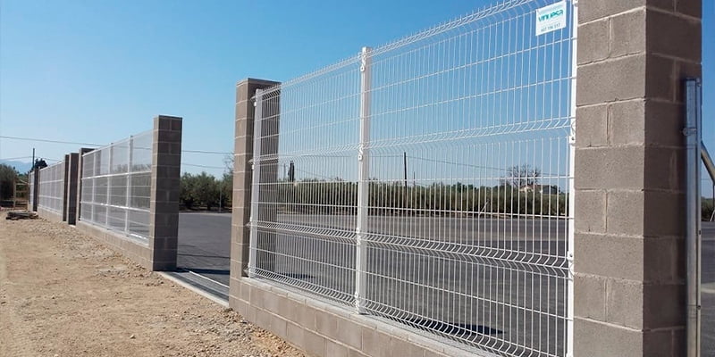 Industrial folded mesh fencing
