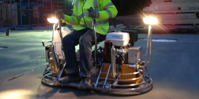Ride-on trowel machine for concrete