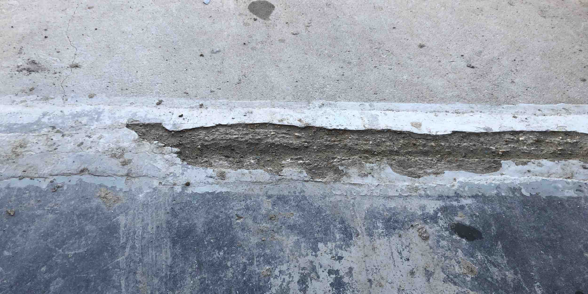 Bache En Hormigón Que Necesita Reparación