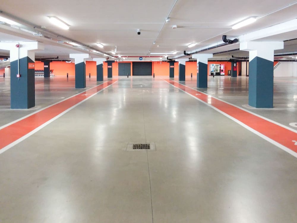 Parkplatzboden Mit Poliertem Beton Behandelt