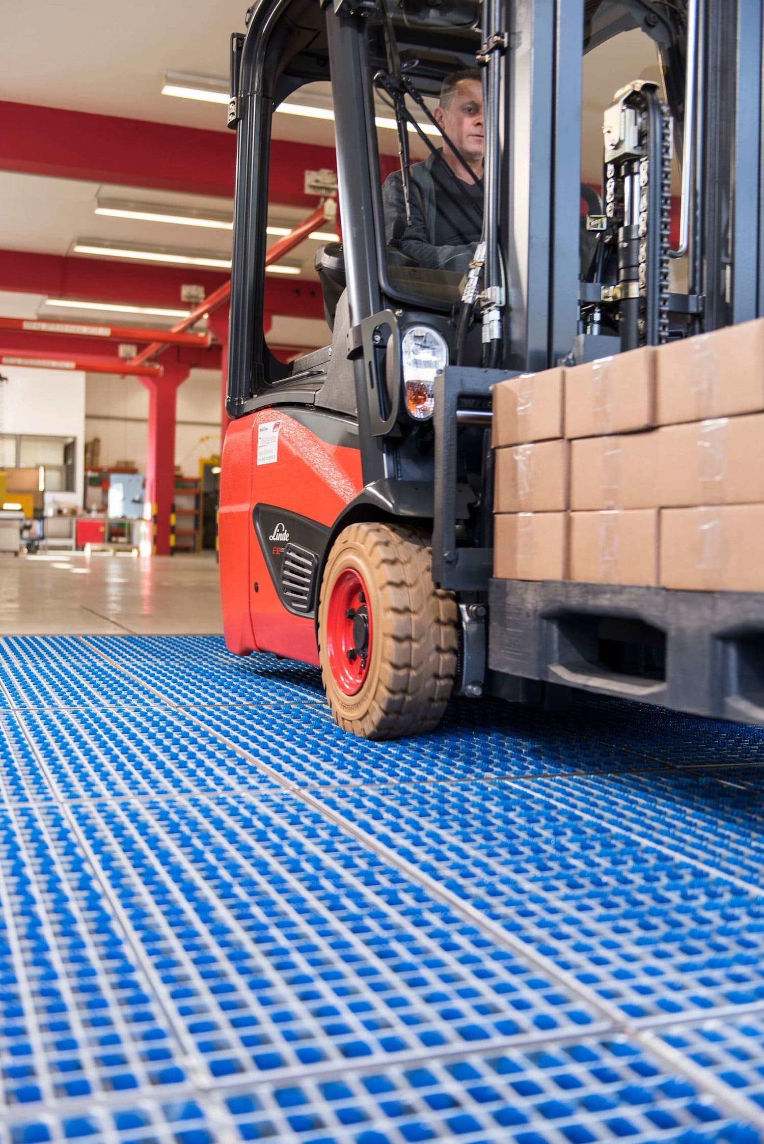 Sistema De Limpieza De Ruedas De Carretillas En Acción