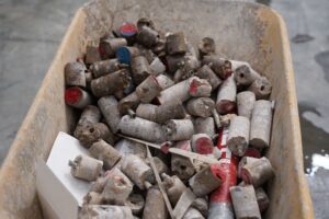 Desechos De La Eliminacion De Anclajes Y Tornillos Del Suelo.jpg