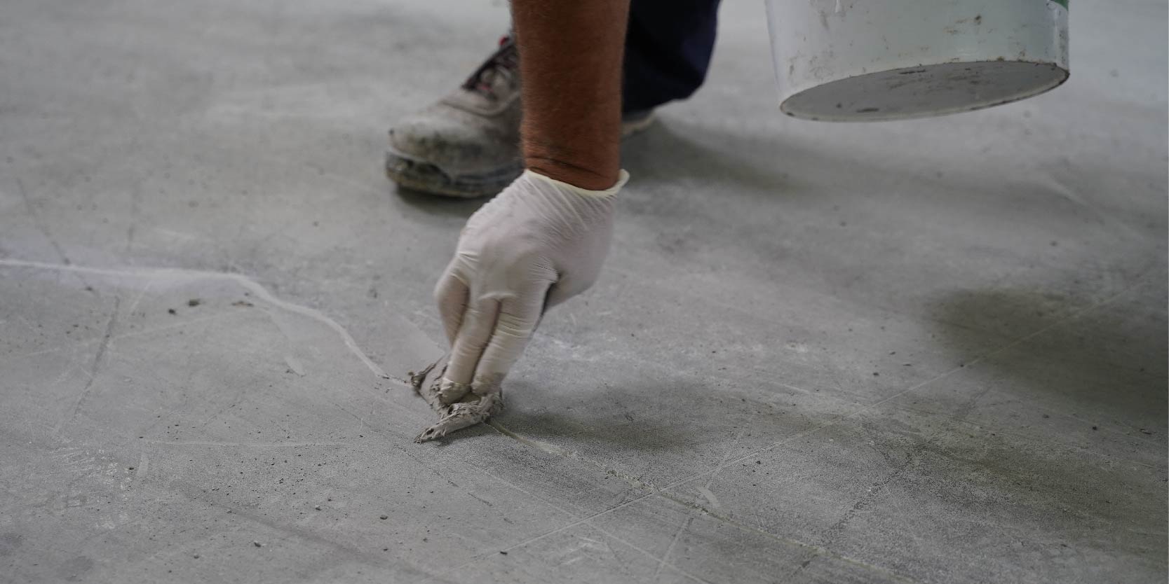 Sellando-grietas-y-fisuras-del-pavimento-de-hormigon-1.jpg