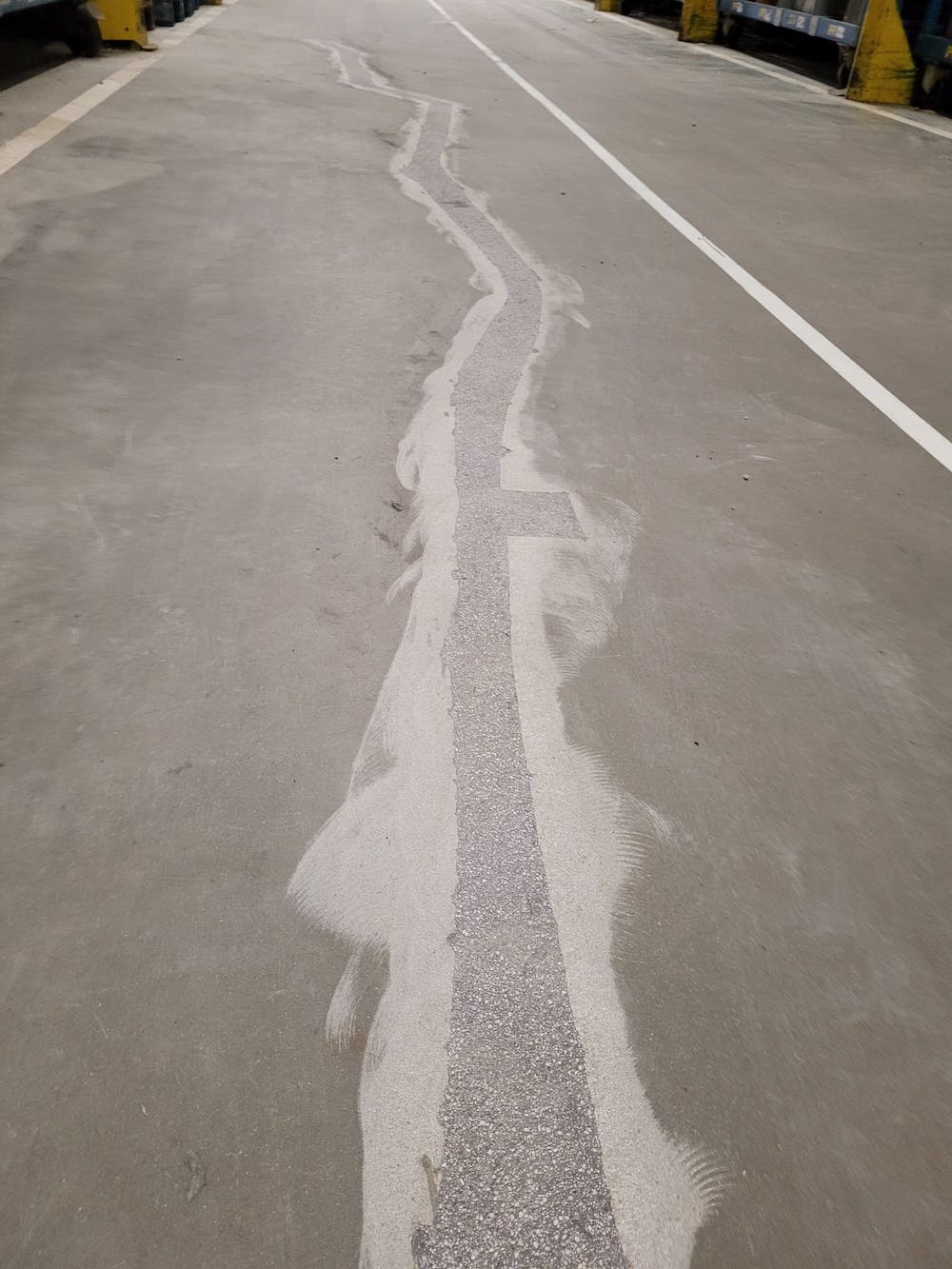 Correction D'une Très Longue Fissure Dans Le Sol