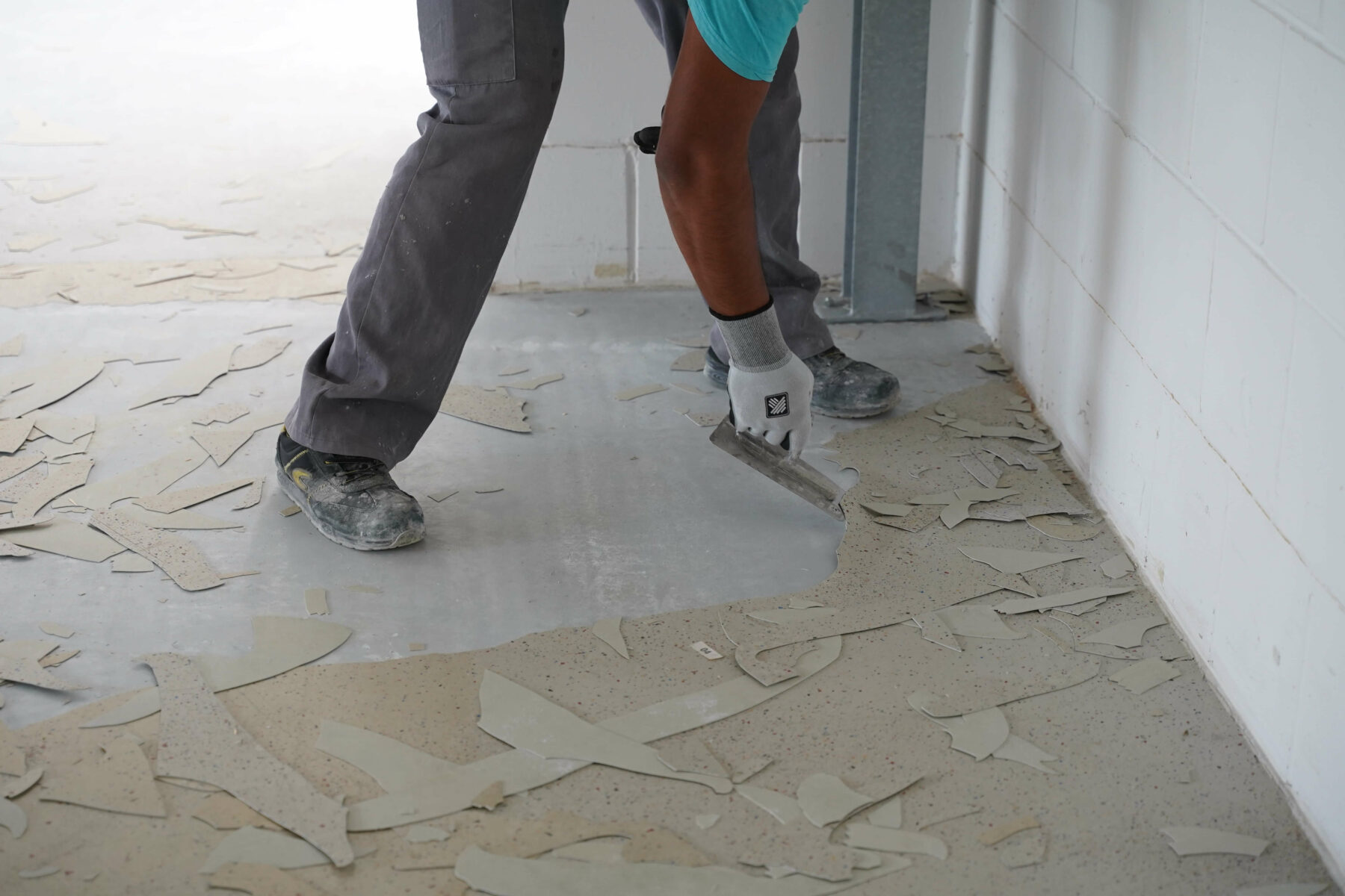 Quitando Suelo Epoxi Min.jpg Quitando Suelo Epoxi Min.jpg