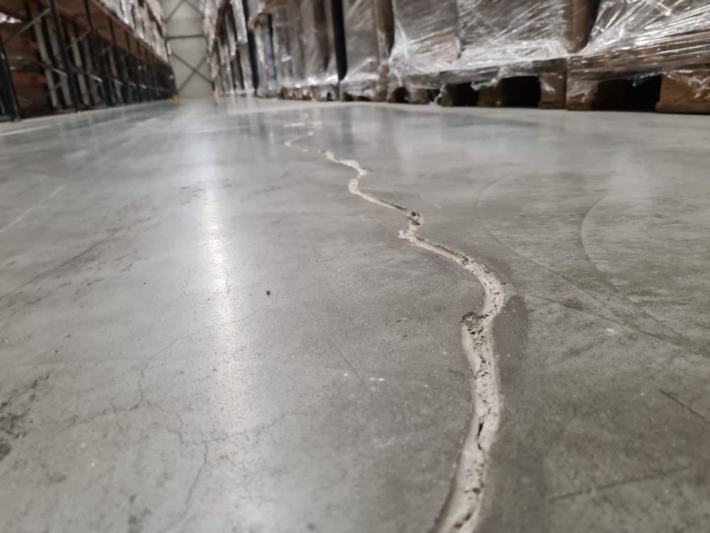 Lunga Crepa Nel Pavimento Di Cemento