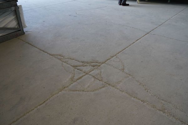 Agrietamiento desde la unión de juntas en pavimento