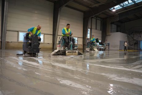 mesin yang bekerja di lantai beton