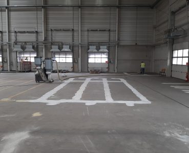 Entfernung-von-Industrieetiketten-mit-professioneller-Maschine.jpeg Entfernung-von-Industrieetiketten-mit-professioneller-Maschine.jpeg