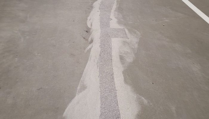 Fisura-extra-larga-en-suelo-arreglado.jpg