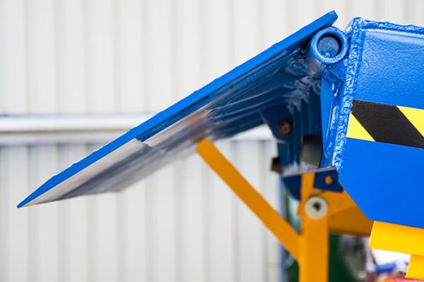 Folding Flap Dock Leveler Folding Flap Dock Leveler