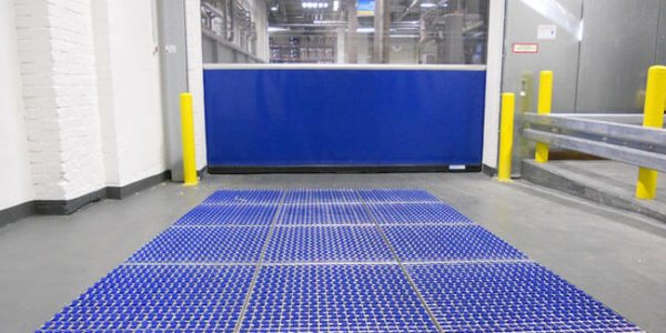 Limpieza con alfombrillas para ruedas de carretillas elevadoras Limpieza con alfombrillas para ruedas de carretillas elevadoras