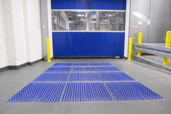 Limpieza con alfombrillas para ruedas de carretillas elevadoras Limpieza con alfombrillas para ruedas de carretillas elevadoras