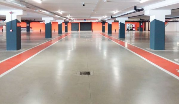 Parkplatzboden Mit Poliertem Beton Behandelt