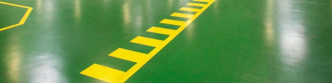 Pegatinas de seguridad en suelo industrial