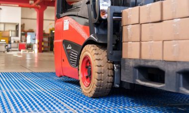 Sistema de limpieza de ruedas de carretillas en acción Sistema de limpieza de ruedas de carretillas en acción