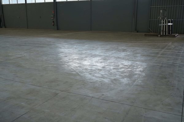 Stofvorming Op Een Gevlinderde Betonvloer