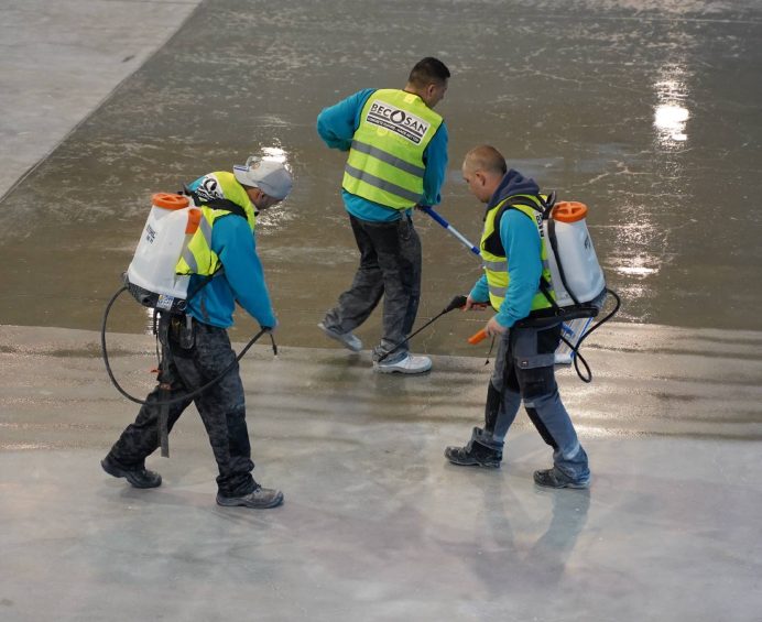 Trabajando BECOSAN 2 concrete floor densification before polish