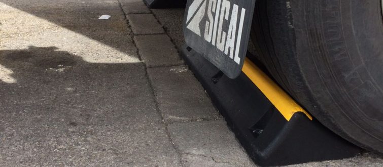 Truck Stop Tope Para Camiones