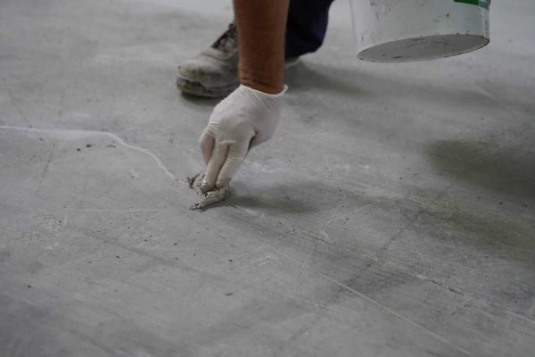 arreglando fisura hormigon