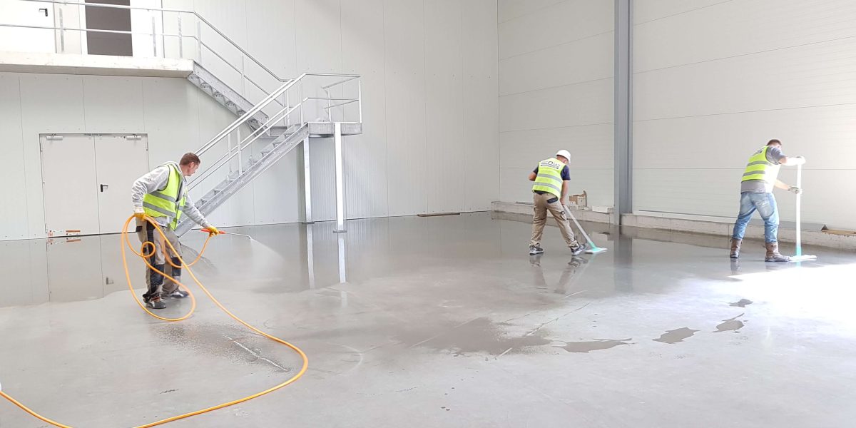 applying densifier on concrete aplicação de densificador no betão