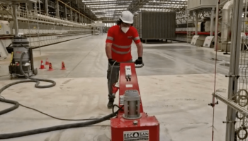 Bouchardage de sol en béton industriel