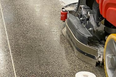 reinigen van nat beton