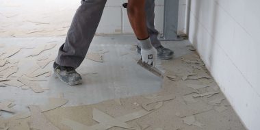 quitando suelo epoxi-min quitando suelo epoxi