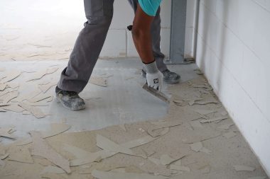 menghapus lantai epoksi