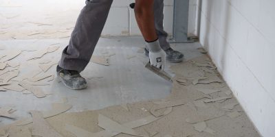 quitando suelo epoxi-min menghapus lantai epoksi