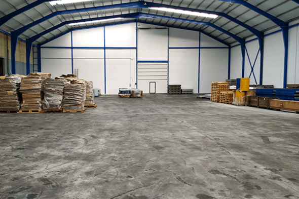 rebice before Almacén industrial con polvo