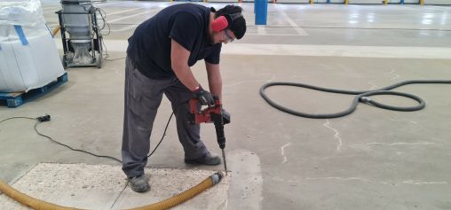 reparacion-de-parches-en-pavimento-industrial-scaled-1.jpg
