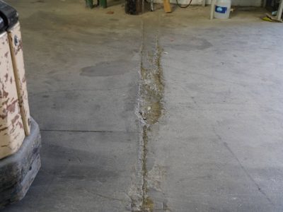 socavón en suelo de hormigon